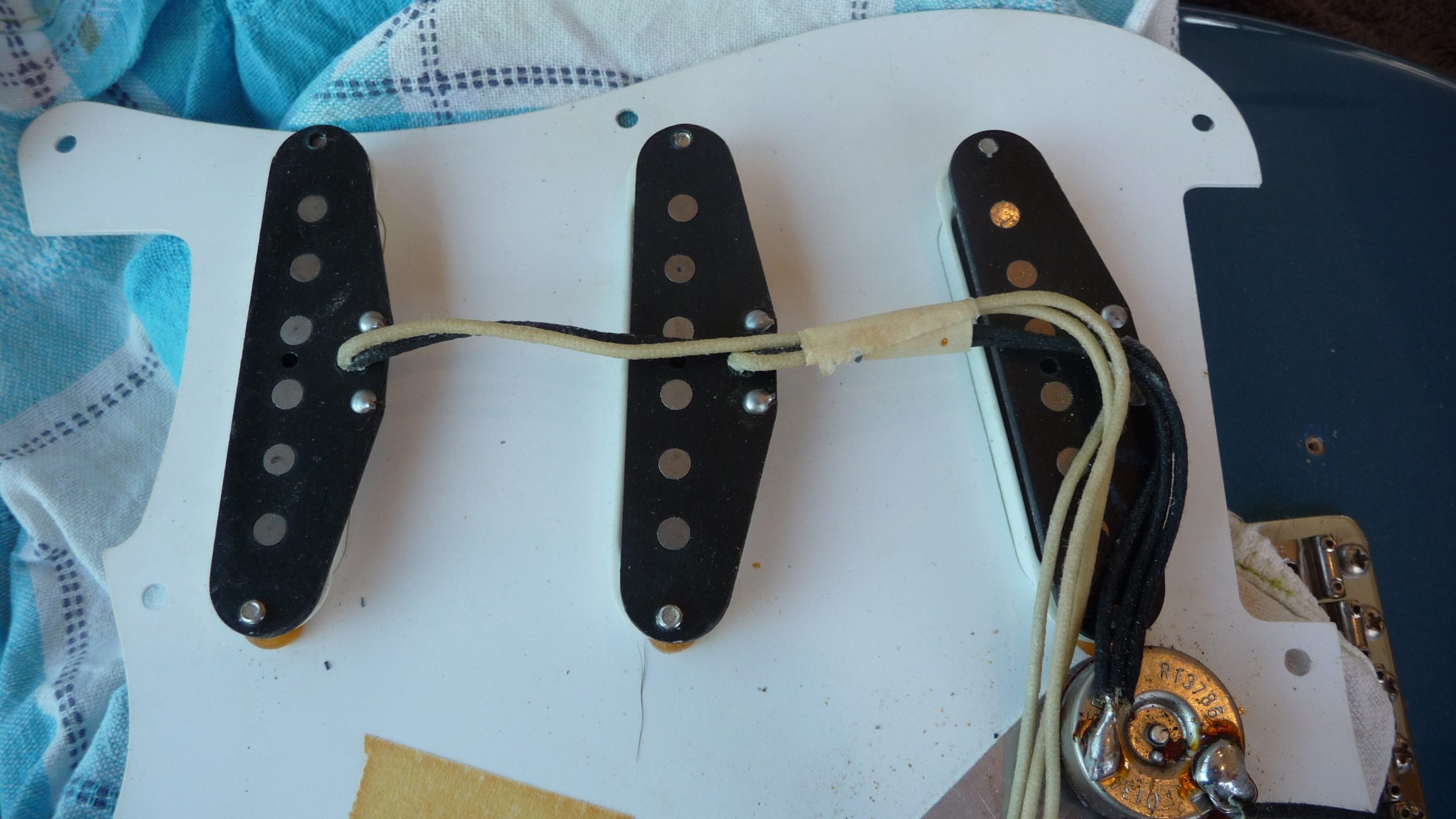 P1080318 vintage guitar fender stratocaster reissue