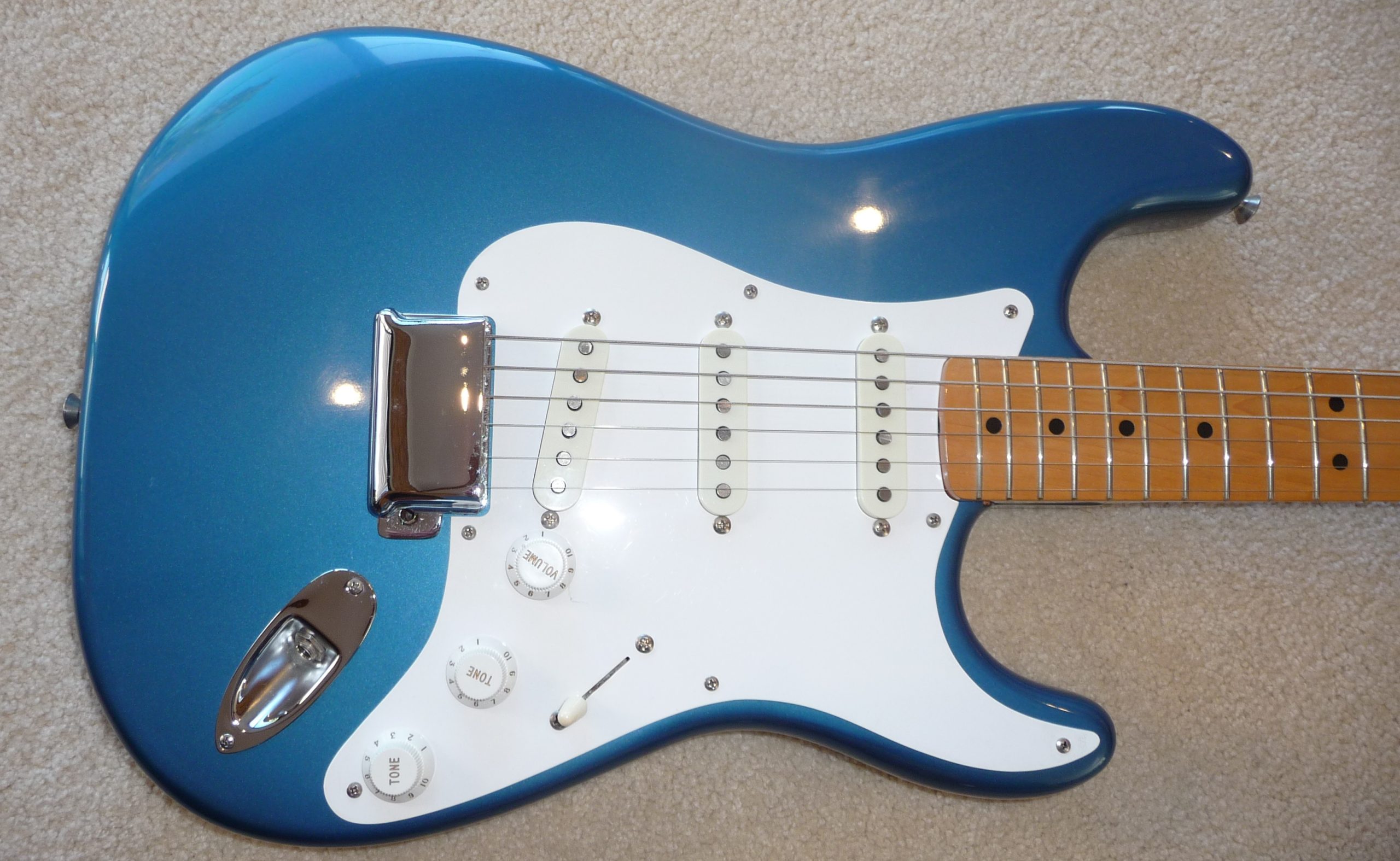 P1080373 vintage guitar fender stratocaster reissue